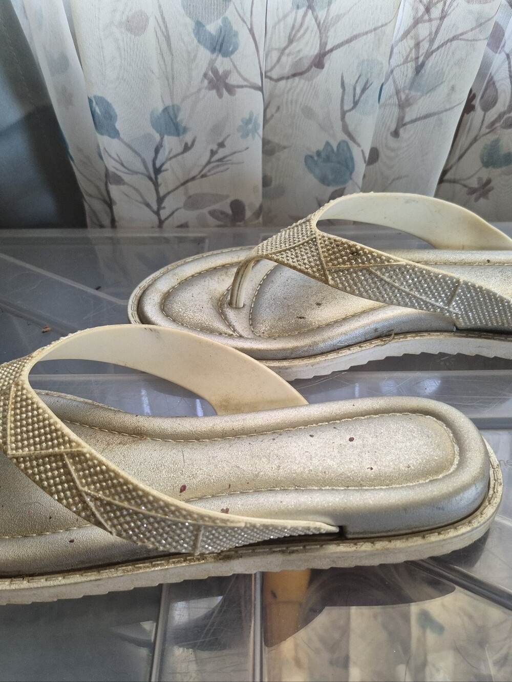 Women’s Metallic Silver Flip Flop Sandals - Picture 4 of 4